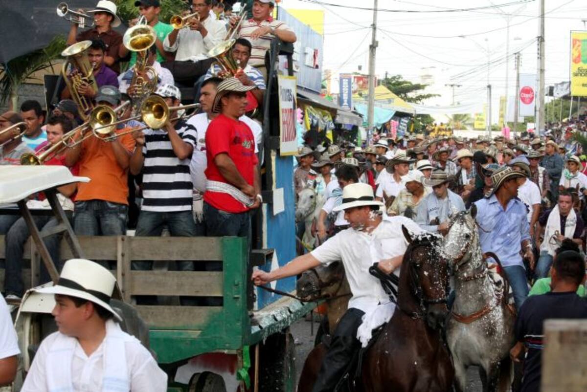 Las tradicionales bandas de músicos alegran el recorrido de los jinetes en sus caballos. MANUEL SANTIAGO PÉREZ /EL UNIVERSAL/