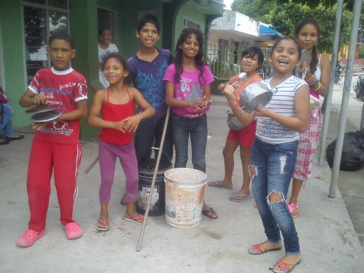 Contentos quedan los niños cuando ven que ya tienen algunas cosas que necesitan para hacer el sancocho. ÓSCAR DÍAZ- EL UNIVERSAL