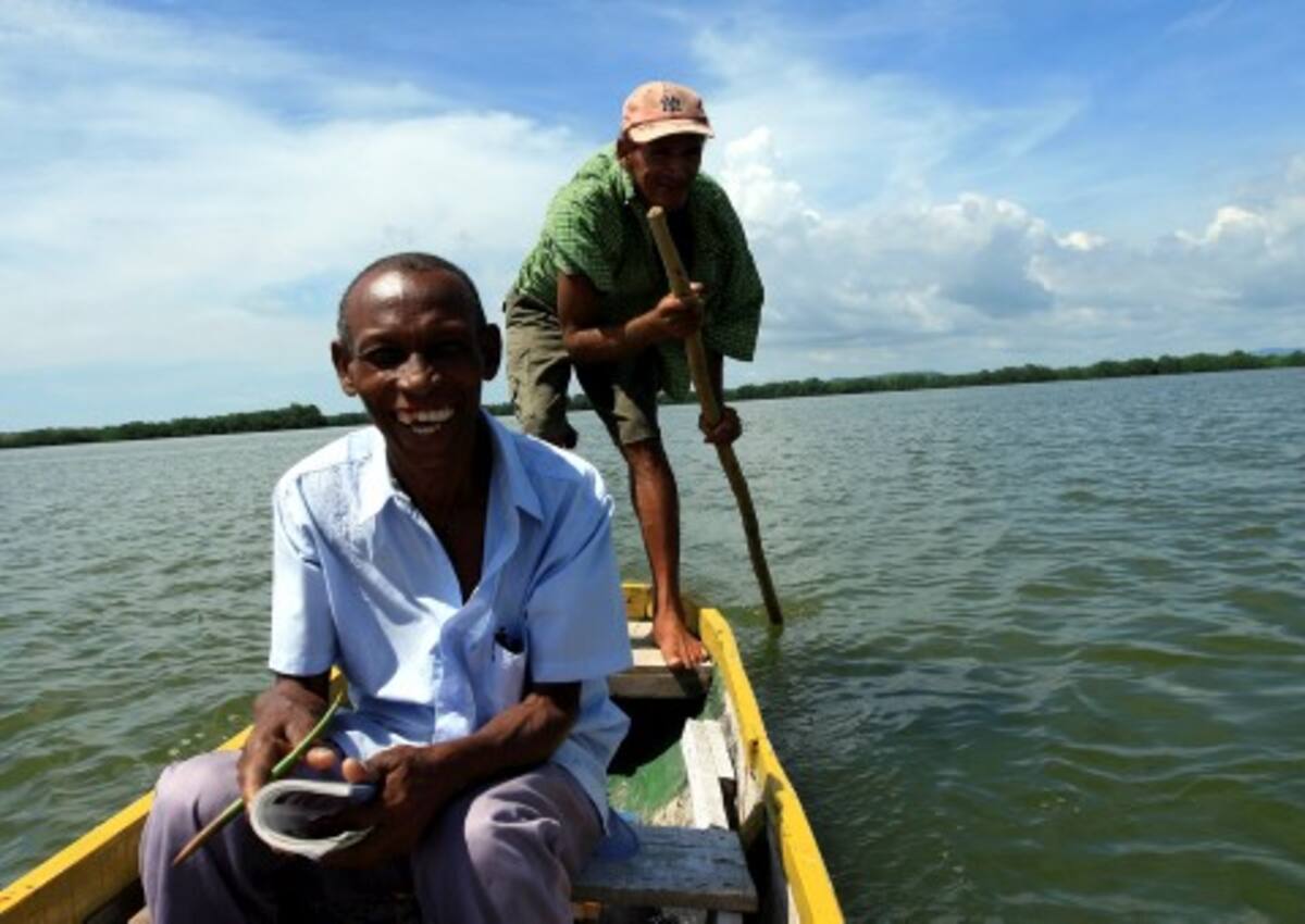 Los pescadores Hernando Ortega y Ariel Morales De Arco acompañaron a El Universal en el recorrido por la Ciénaga de La Virgen. Entre sus experiencias nos contaron que años atrás la Ciénaga se navegaba con canalete (remo), hoy día basta con una palanca (palo largo para empujar el bote) debido a que ha perdido profundidad a causa de la sedimentación.