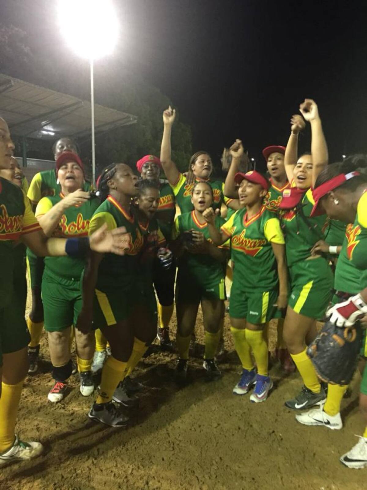 Las jugadoras de Bolívar festejan su triunfo de anoche sobre Antioquia. Cortesía