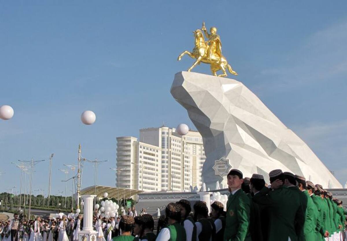 Estatua del presidente de Turkmenistán, Gurbanguly Berdymukhamedov. AFP IGOR SASIN