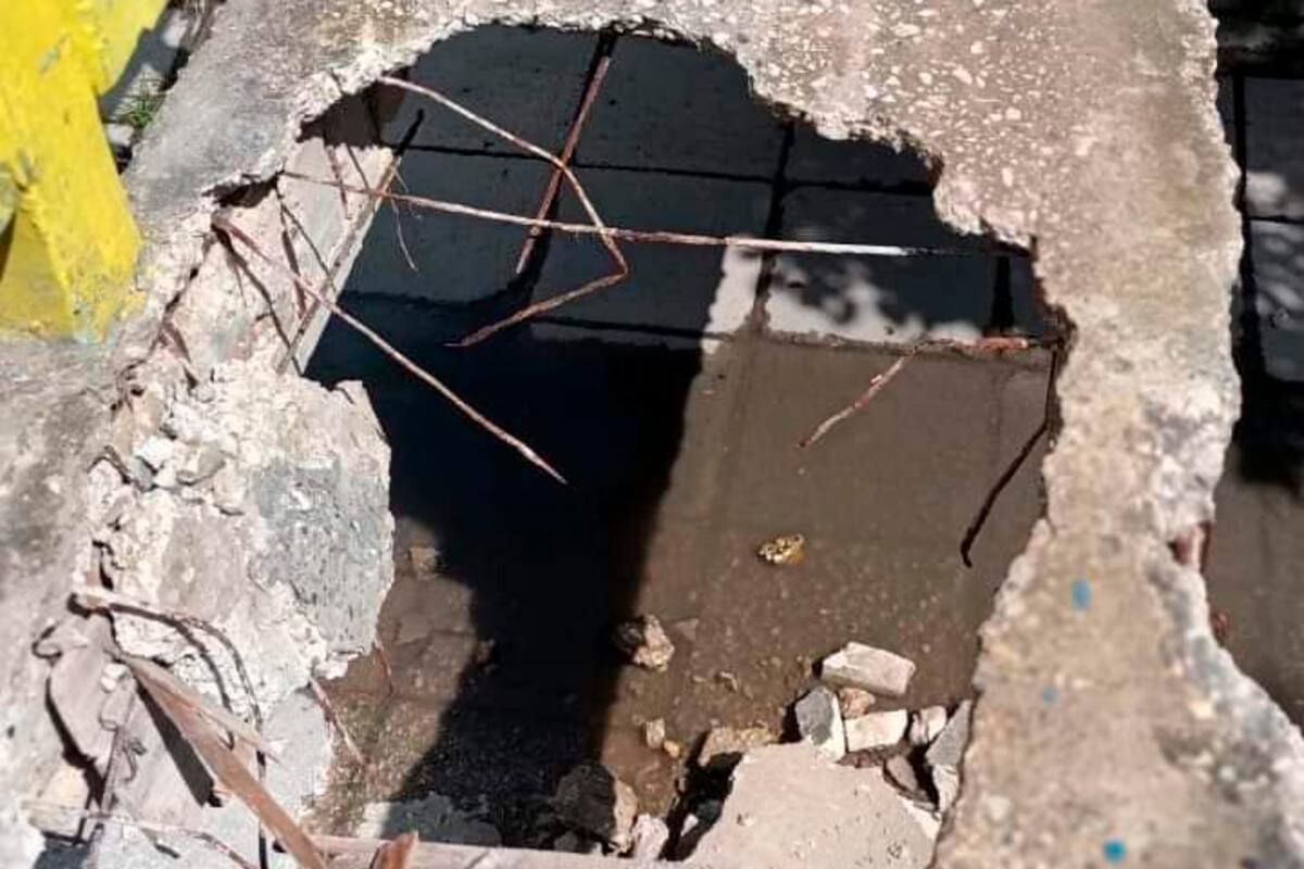 ¡Lo que faltaba! Se desplomó puente peatonal en el barrio El Campestre
