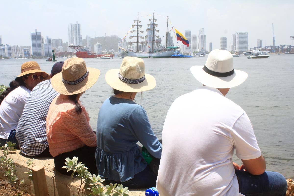 Ciudadanos esperando la llegada de los veleros en el paseo peatonal de Bocagrande. //Foto: Julio Castaño - El Universal