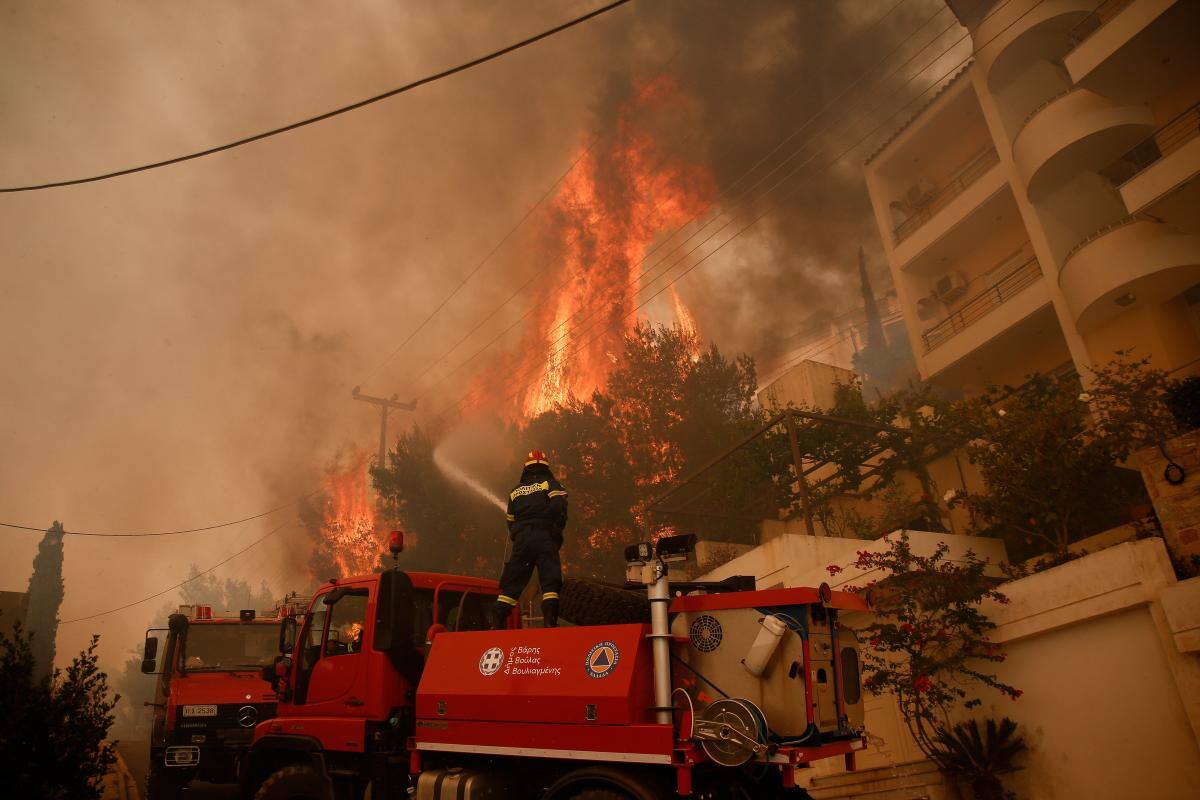Un gran incendio en las afueras de Atenas alcanza casas y obliga a evacuar