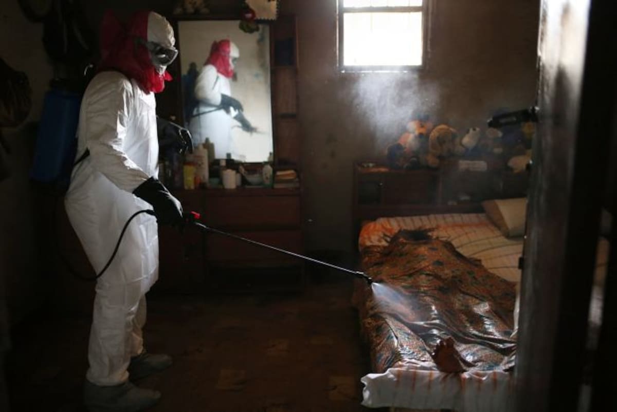 Fotografías de "Ebola Crisis Overwhelms Liberian Capital", serie ganadora de los premios Sony World Photography Awards 2015. John Moore/Sony World Photography Awards 2015
