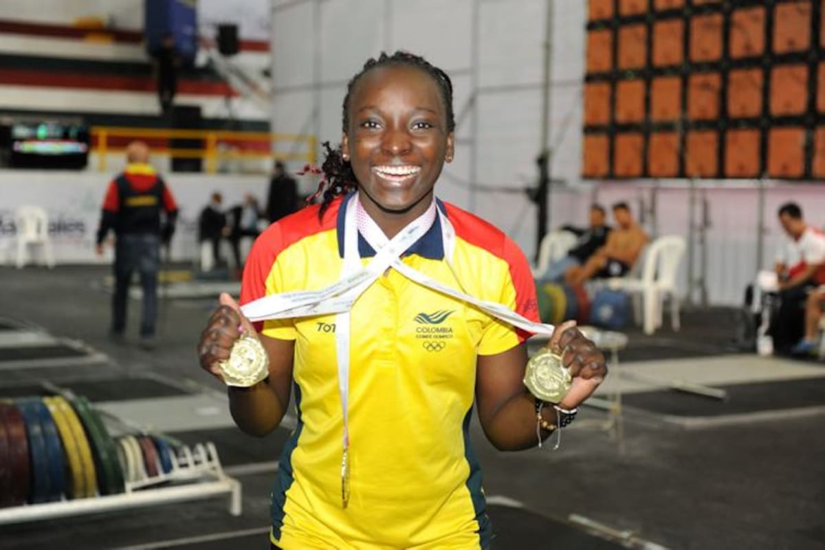 Yenny Sinisterra enseña sus medallas. COLPRENSA