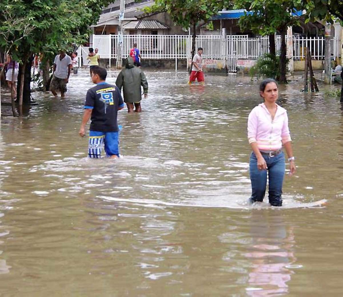 “Otra vez se llenó Villa Rosita”, exclamó un anciano que ha soportado varias inundaciones en este barrio en los úl-timos 25 años, por el desbordamiento del Arroyo Cali-canto. ZENIA VALDELAMAR-EL UNIVERSAL