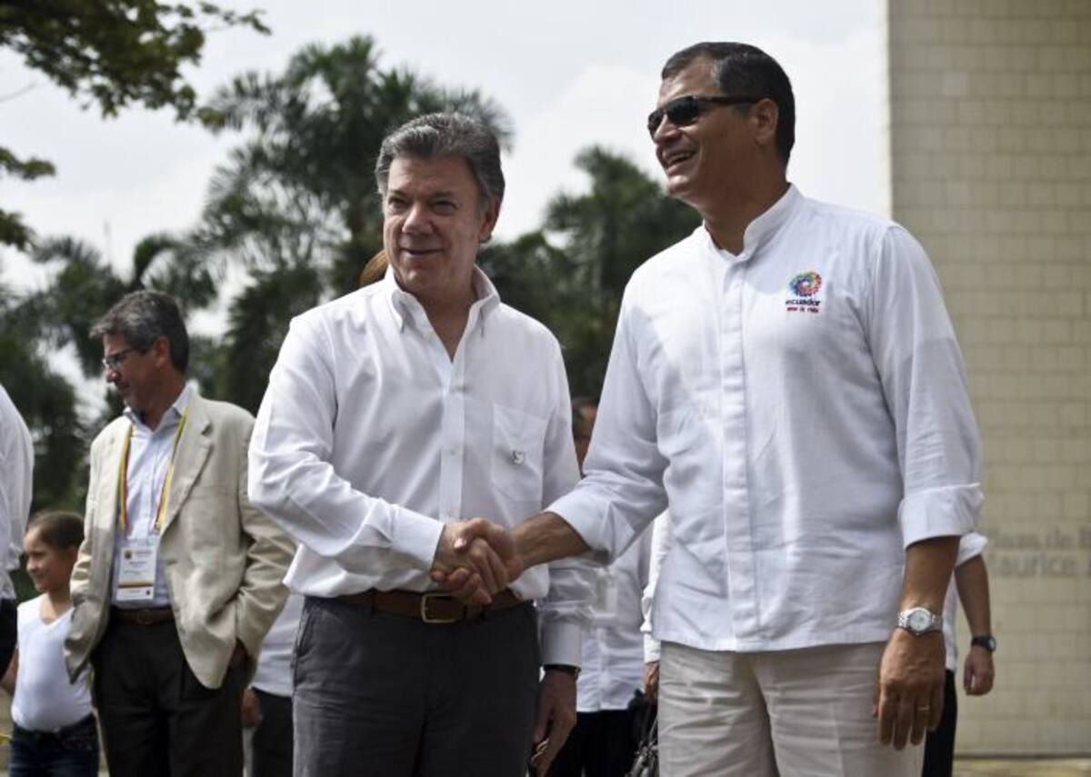 Juan Manuel Santos junto Rafael Correa en Cali. AFP LUIS ROBAYO