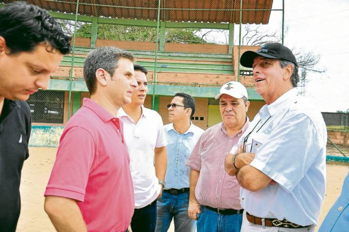 El Director Nacional de Coldeportes, Andrés Botero, (izquierda a derecha), acompañado por el dirigente deportivo, Enrique García, el alcalde de Montería Carlos Correa y Jaime Vergara, ara de deportes del municipio, durante el recorrido de las obras para Juegos Nacionales.