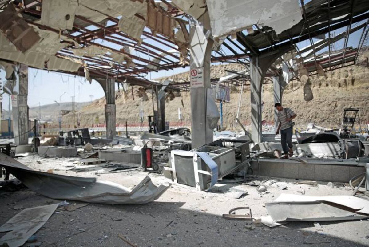 Un hombre yemení inspecciona una gasolinera después de ser atacada por ataques aéreos liderados por sauditas en Sanaa, Yemen. ap