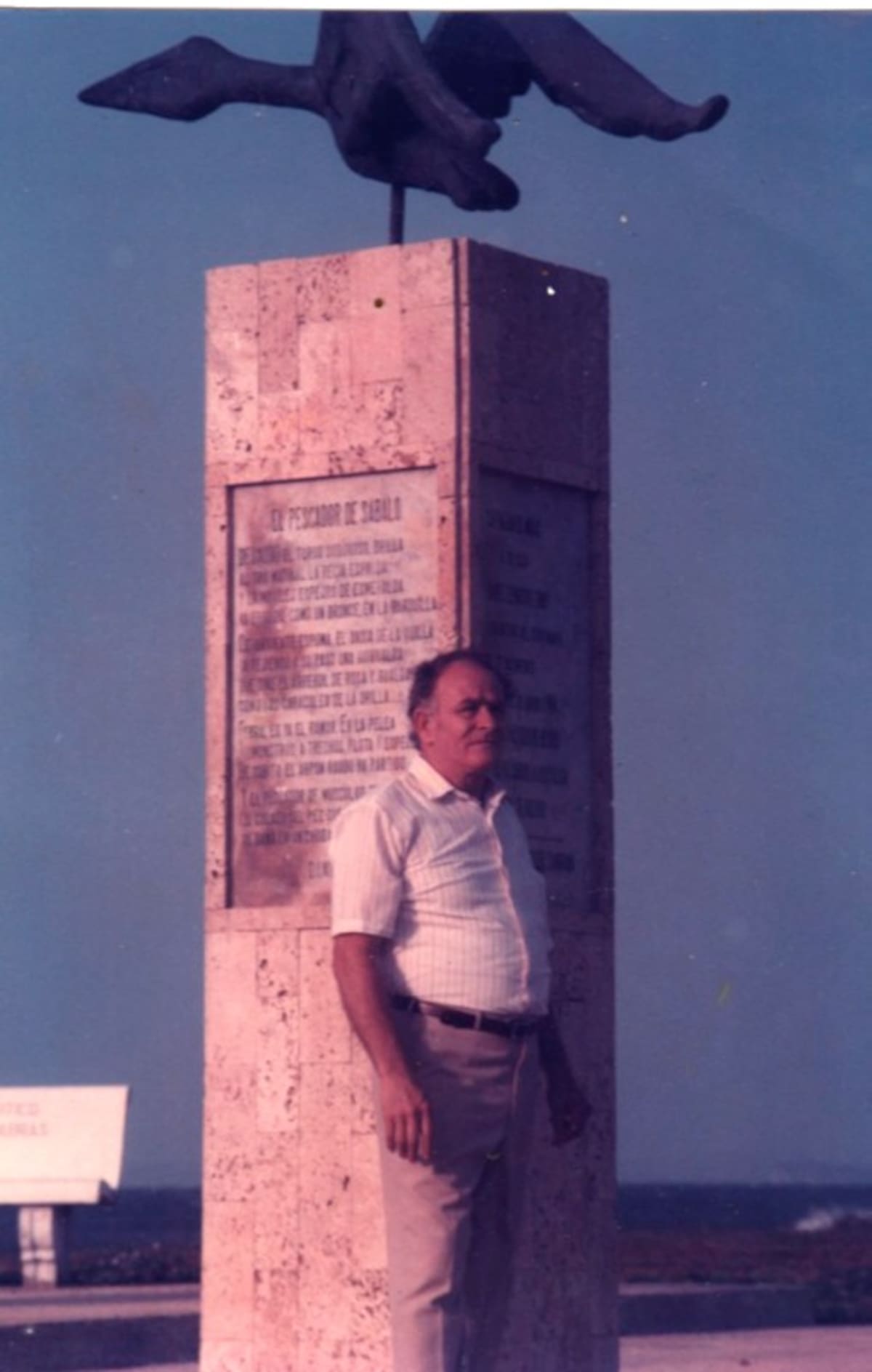El artista junto al Monumento a Los Alcatraces.