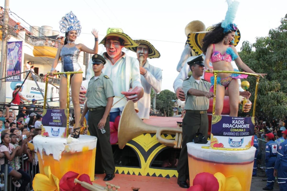 Desfile de Carrozas en Fiestas del 20 de Enero, gran muestra de la cultura colombiana