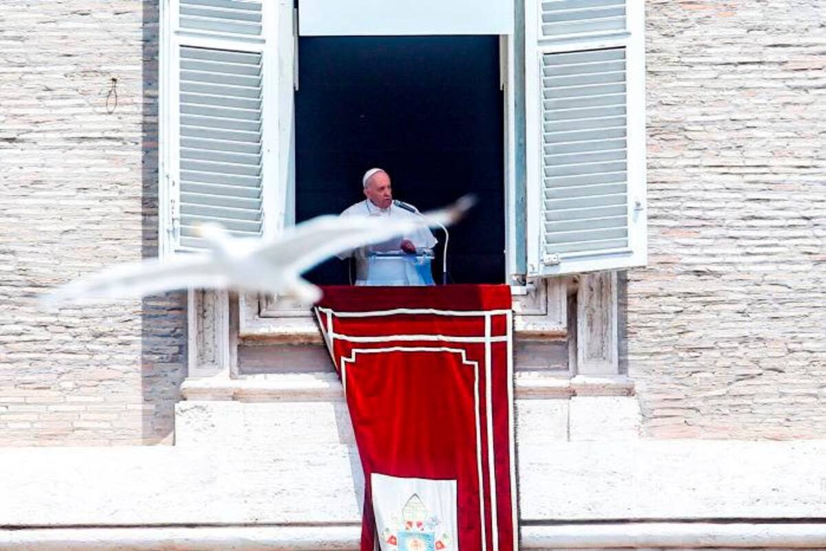 El papa es llevado a Roma para cirugía intestinal programada