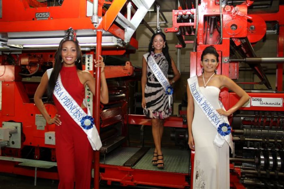 Las princesas en la rotativa. Eliana Vargas (izquierda) Primera princesa; Yenitza Galeano Piñeres (centro) la Segunda princesa, y Katherine Fonseca (derecha) la tercera princesa.