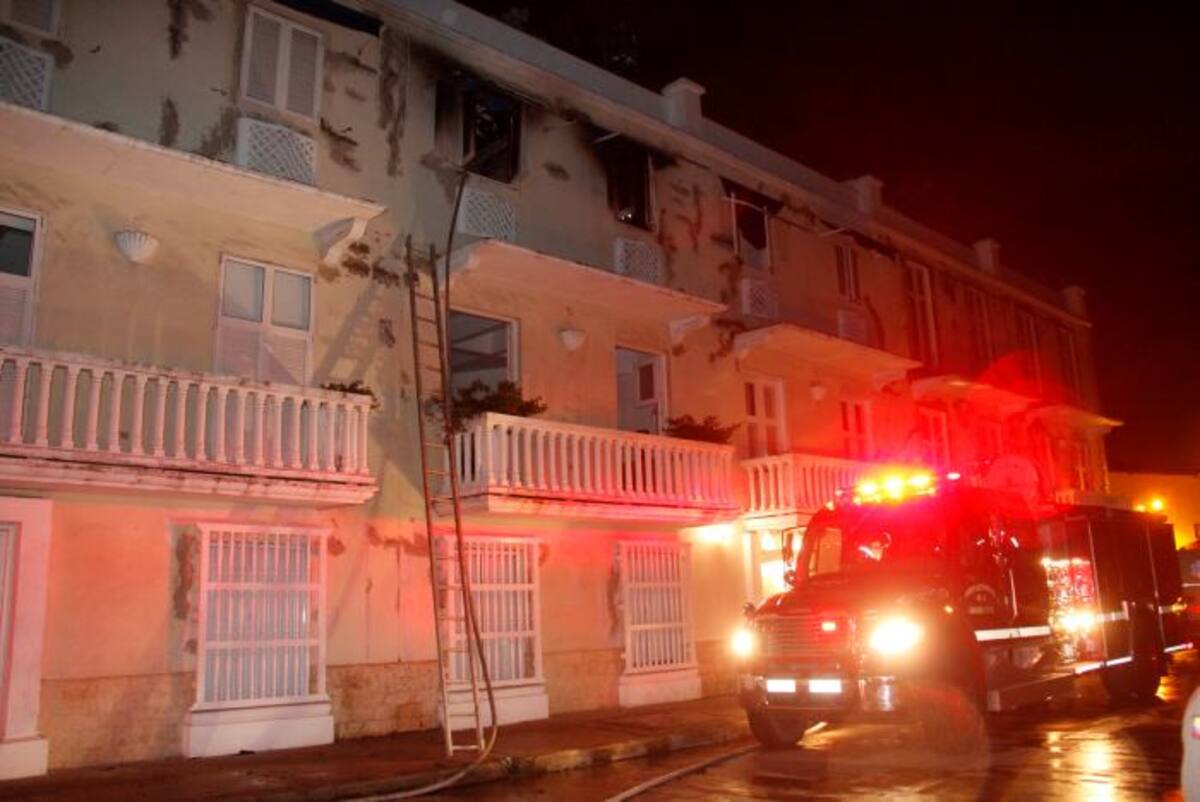 El cuerpo de Bomberos atendió la emergencia en el Centro Histórico. ElUniversal.com.co