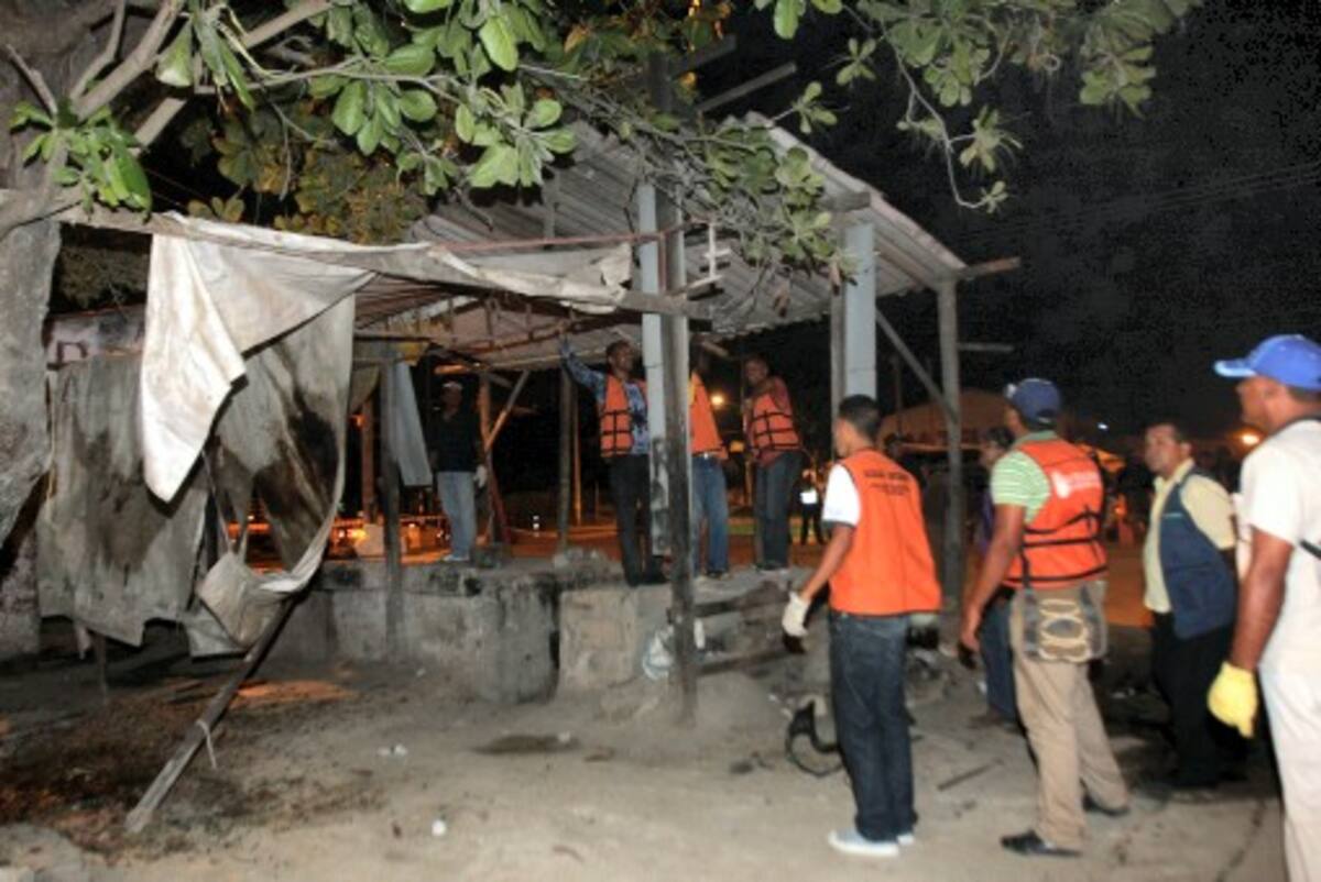 La diligencia de restitución se realizó a las 9 de la noche del lunes 23 de mayo. Fue necesaria la utilización de maquinaria pesada para la de-molición de rampas y estructuras que interferían en el trazado del tramo 5B de Transcaribe. AROLDO MESTRE - EL UNIVERSAL