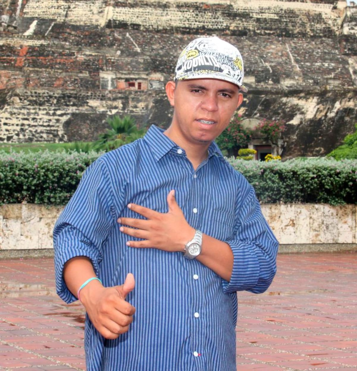 John Jairo Sayas Díaz: El Sayayín de la champeta cartagenera falleció el 15 de junio de 2012, diez días después de resultar herido a bala en un estadero de Sincelejo, Sucre, donde un sicario disparó contra un grupo de personas que departía en ese lugar. Aunque había despertado del coma, una infección general hizo que el ‘Saya’, de 30 años, entrara en crisis y se despidiera de este mundo.