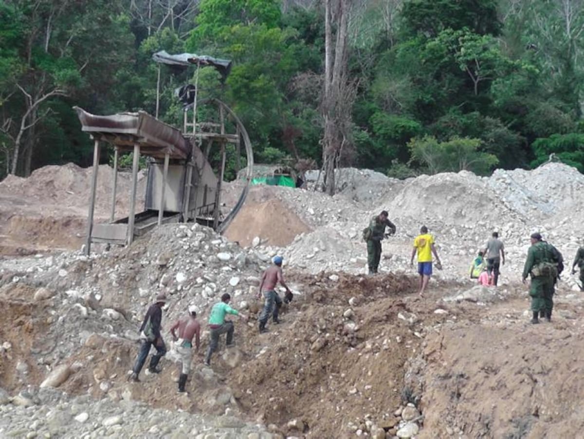 En el lugar de los operativos los uniformados identificaron a seis ciudadanos chinos que presuntamente prestaban asistencia técnica en minería. CORTESÍA