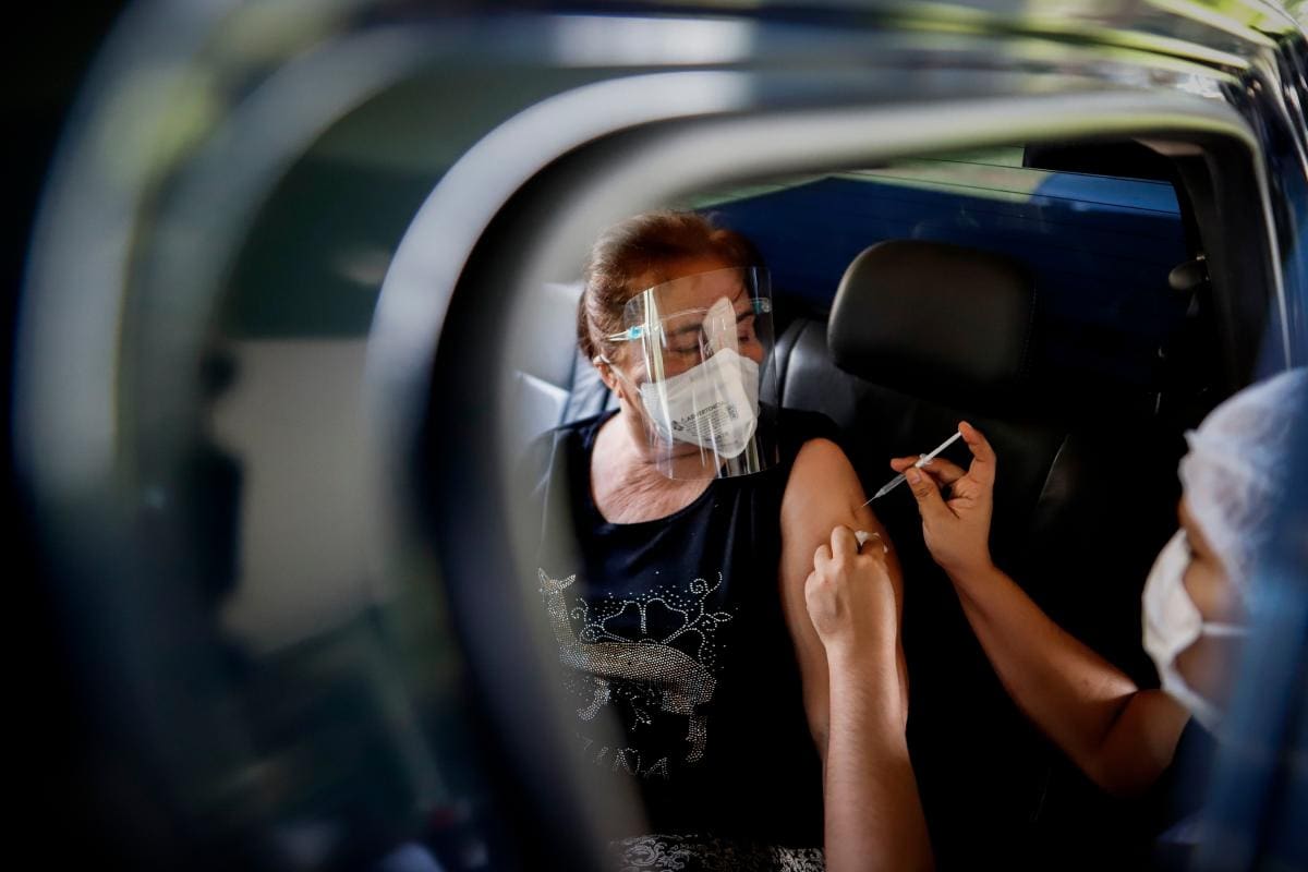 COVID: Alternar vacunas diferentes aumenta las reacciones leves