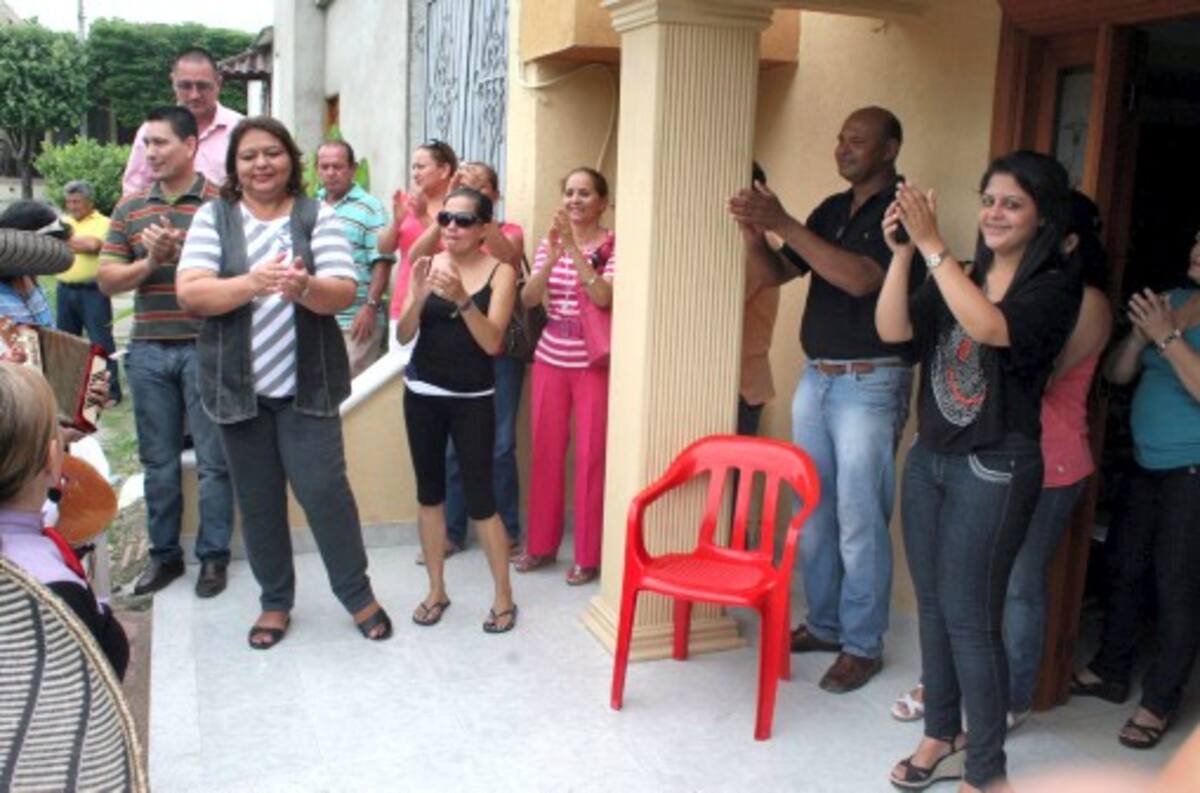 La exfuncionaria pública fue recibida por su familia en su casa del barrio San Ignacio con mariachis.
