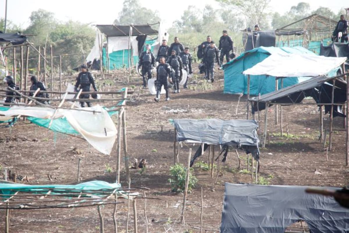 Desalojo de invasores en Pasacallos en horas de la mañana. LUIS APARICIO-EL UNIVERSAL