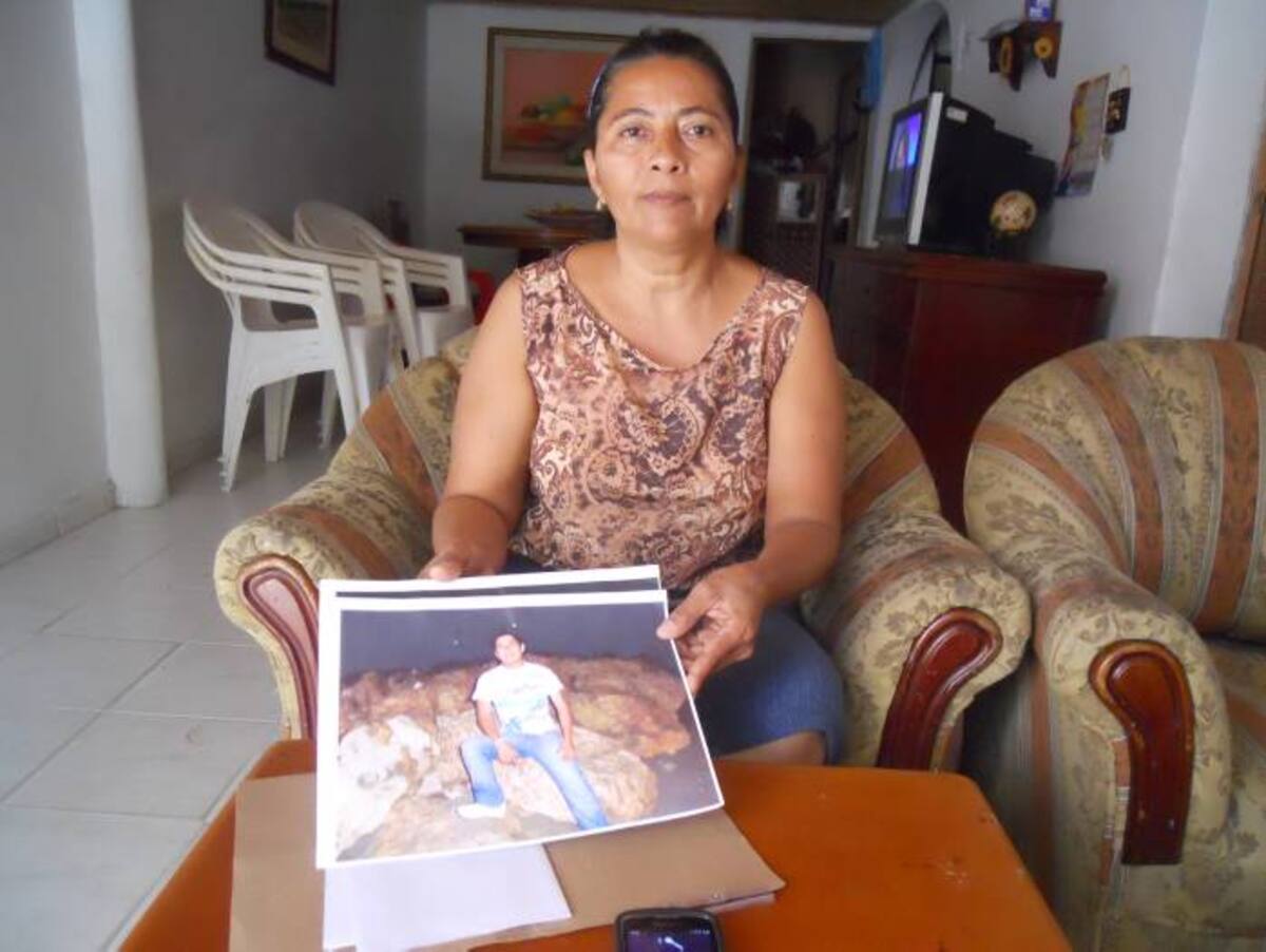 Laura Hernández muestra la foto de su hijo Jhon Jairo Rojas mientras pide a Dios que le lleguen noticias de su aparición. Mónica Casilla-eluniversal.com.co