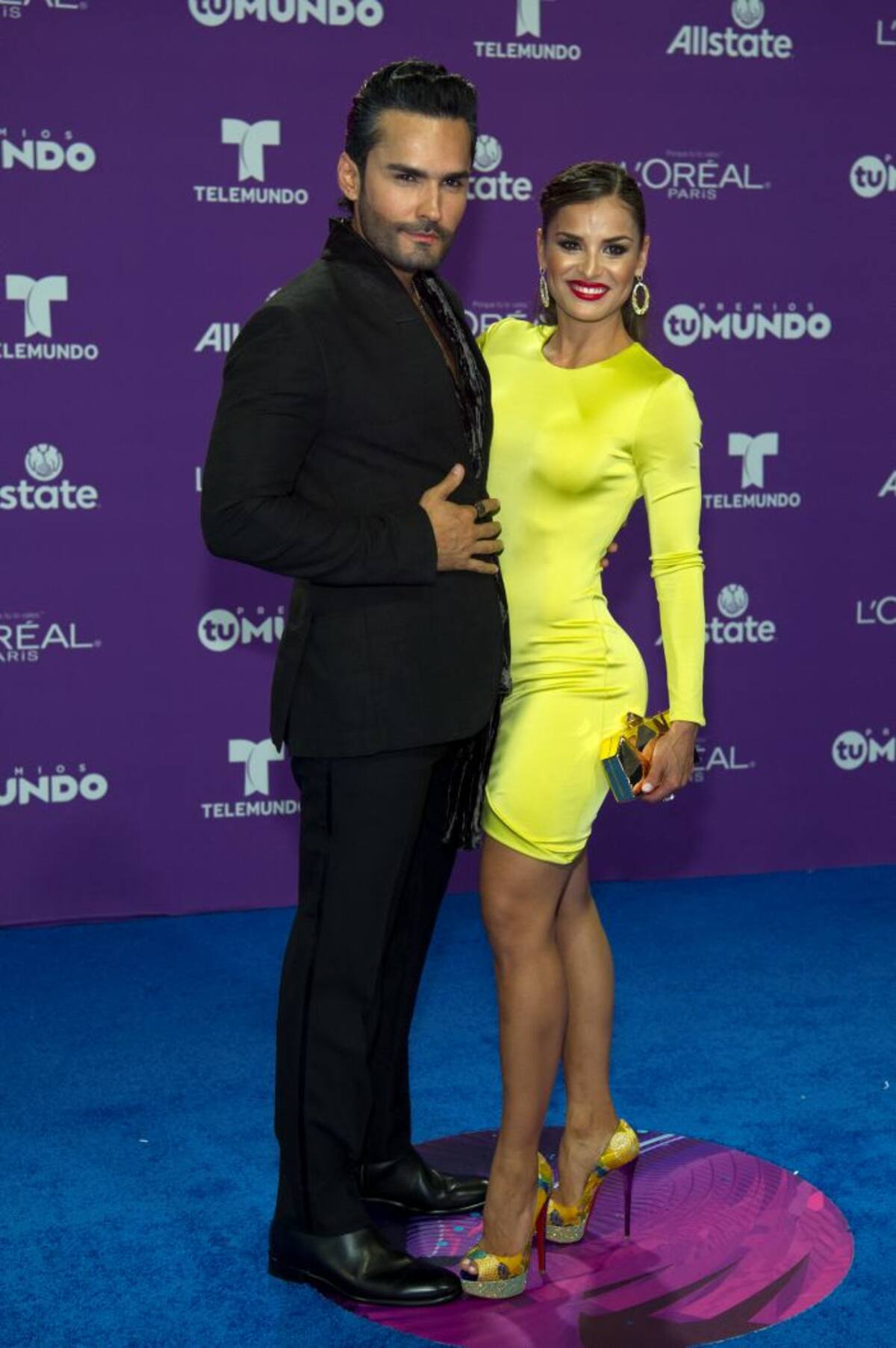 El actor y modelo colombiano Fabián Ríos posa a su llegada a la alfombra azul de los Premios Tu Mundo de 2017. EFE.