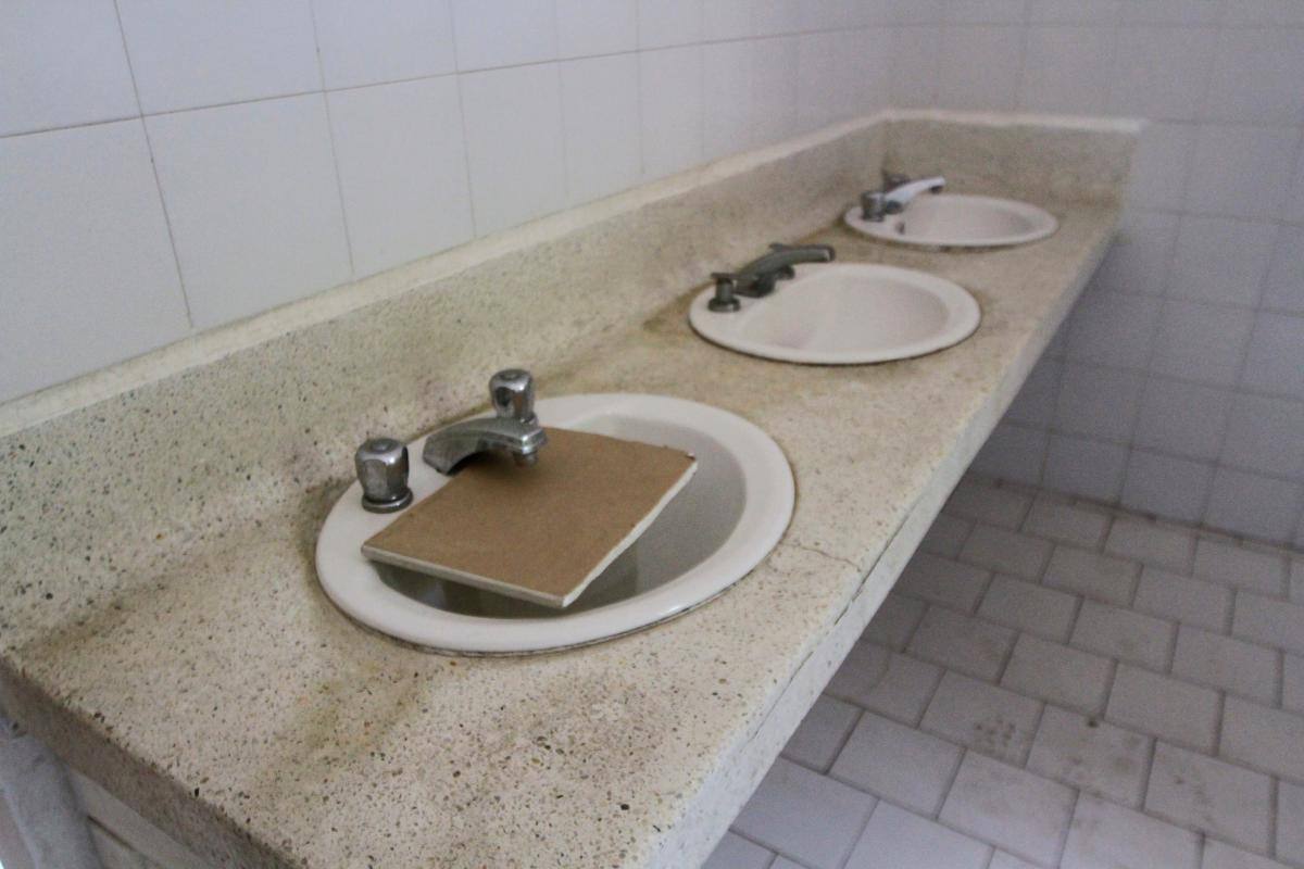 Así lucen los baños del Dadis. //Julio Castaño.