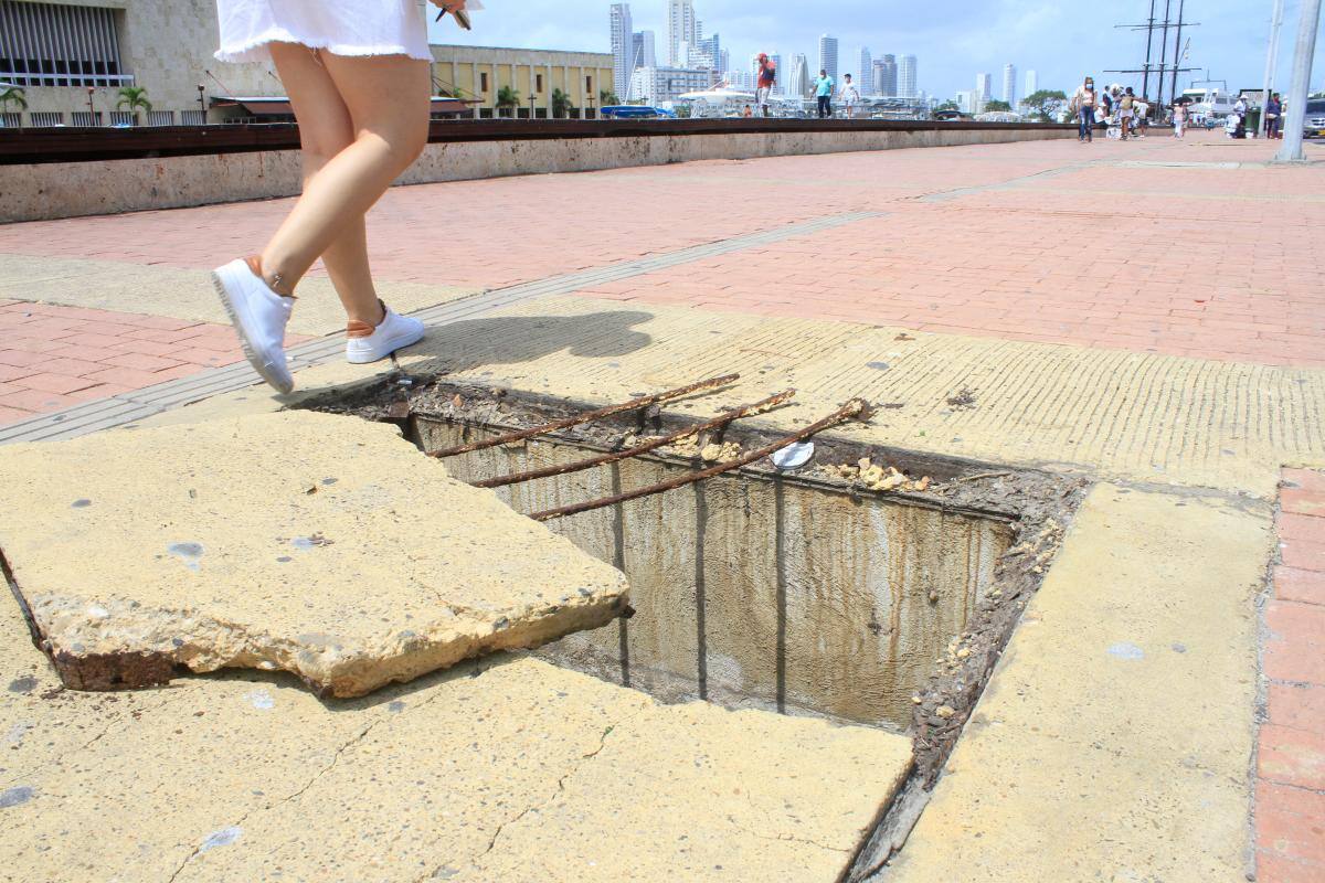 Registro sin tapa en la avenida Blas de Lezo, por el muelle de Los Pegasos. Aquí también hay daños en adoquines.
