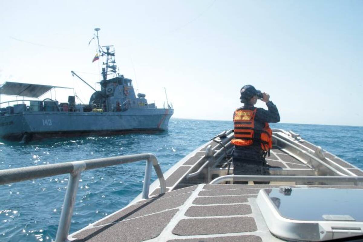 Dos patrullas de Guardacostas y una embaración de la Armada realizaban las labores de búsqueda de la ecuatoriana. FOTO: LUIS EDUARDO HERRÁN ÁLVAREZ/ EL UNIVERSAL