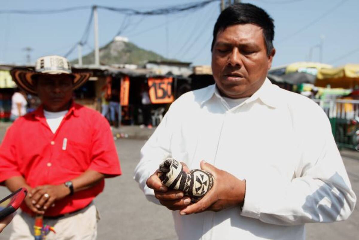 Hidalgo Lázaro Suárez explica que una de las principales diferencias entre los sombreros vueltiaos originales y los falsos son la suavidad y manejabilidad del primero, tanto que pueden doblarse al mínimo sin sufrir ninguna marca. LUIS HERRÁN