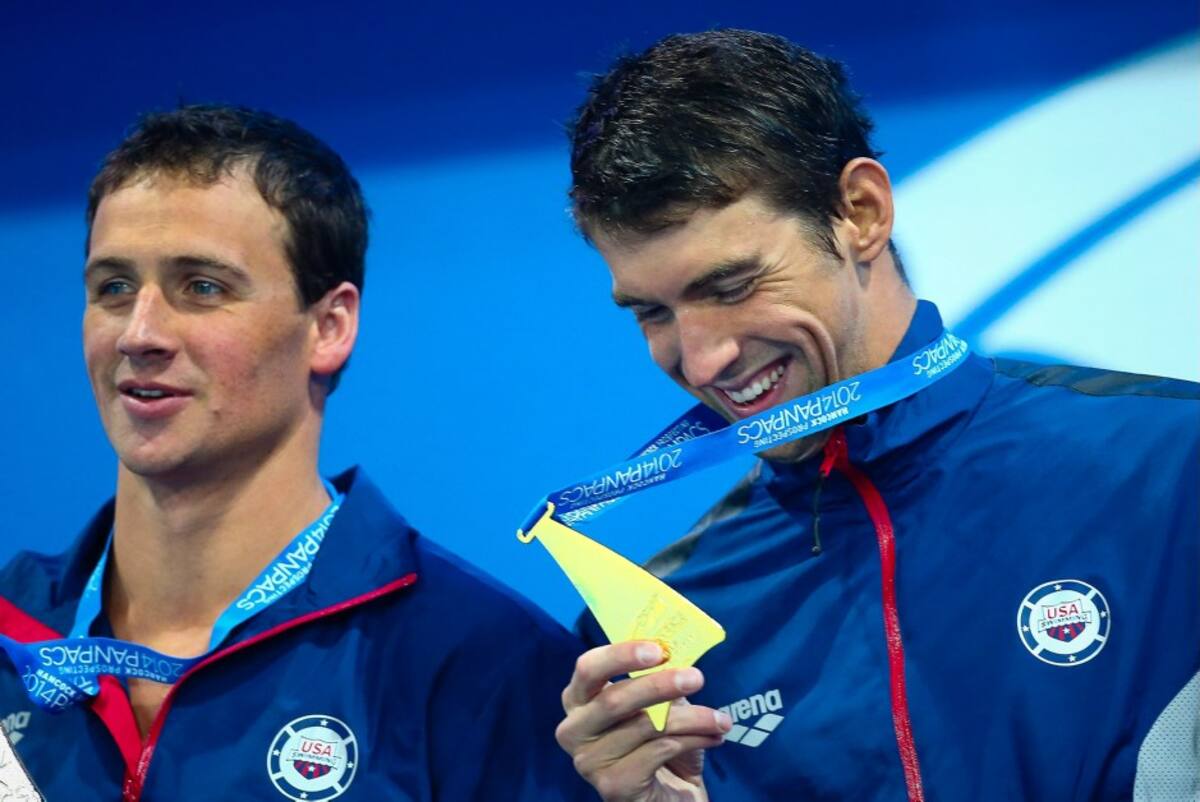 Ryan Lochte y Michael Phelps de Estados Unidos en la ceremonia de entrega de medallas. AFP PATRICK HAMILTON