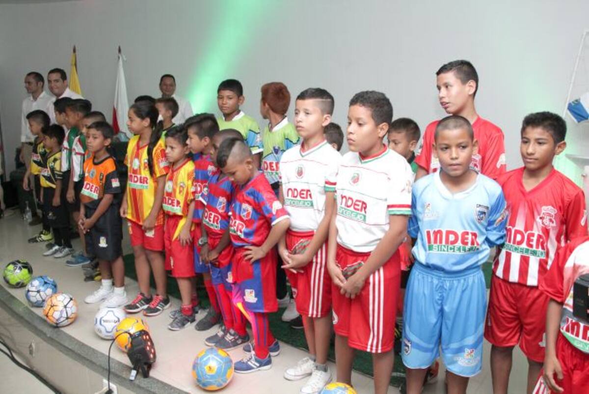 Los futbolistas sincelajanos a ser de la partida, lucieron con orgullo sus uniformes ante autoridades y la prensa. MANUEL SANTIAGO PÉREZ/EL UNIVERSAL.