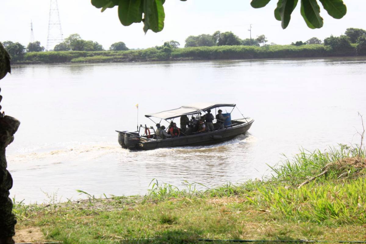 Operativo de la Armada en busca de los otros dos desaparecidos.