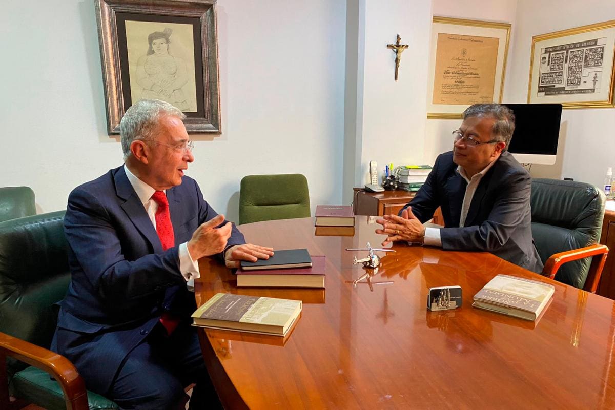 Fotos: Finalizó encuentro entre Gustavo Petro y Álvaro Uribe