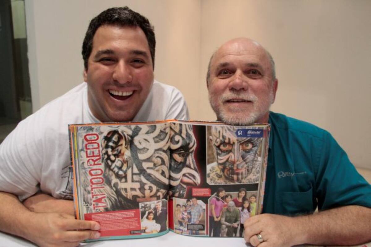 El artista colombiano Mateo Blanco, y Edward Meyer, directivo del Museo Ripley´s, en Cartagena. Zenia Valdelamar-El Universal