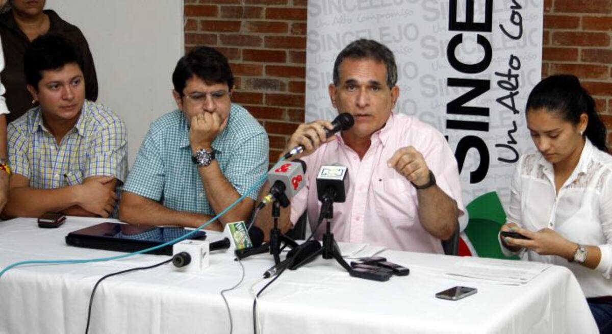El alcalde Jairo Fernández, con miembros de su gabinete hizo el anuncio en la mañana de hoy. MANUEL SANTIAGO PÉREZ - EL UNIVERSAL -
