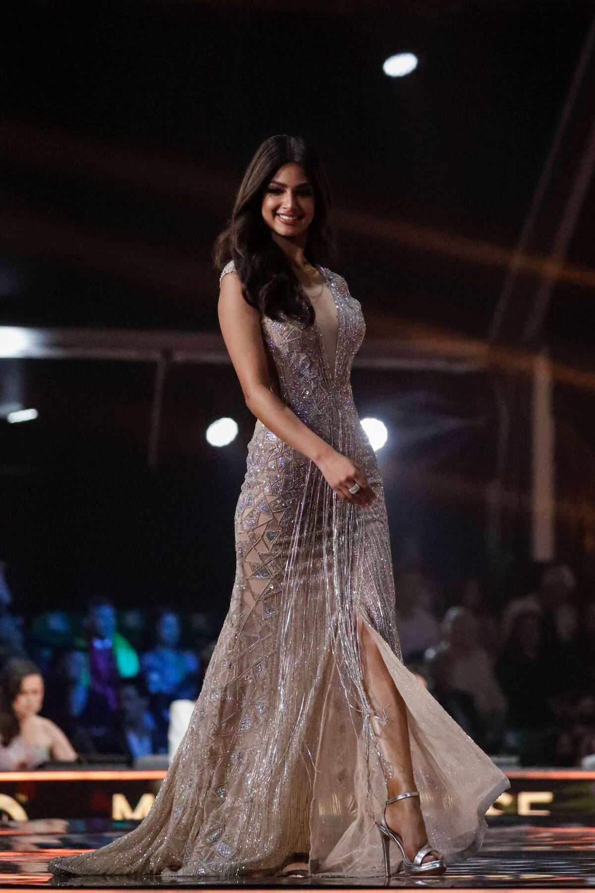 Harnaaz Kaur Sandhu, en su desfile en traje de gala.