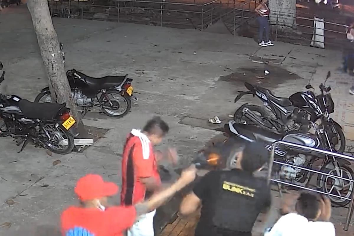 Video: Sicario sorprende por la espalda a guarda de seguridad y lo mata