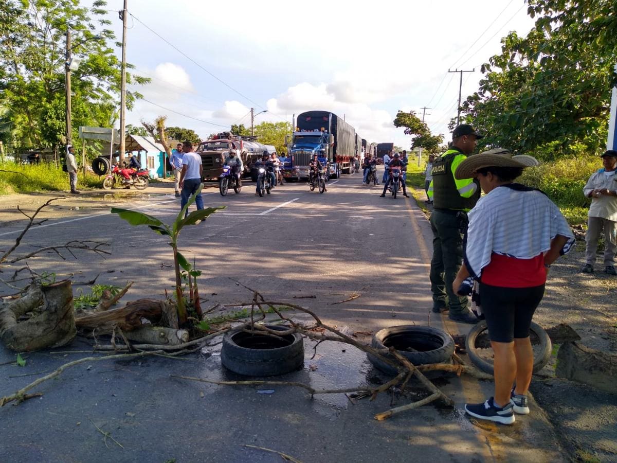 Los indígenas esperan la presencia de miembros del Gobierno Municipal. // Manuel Santiago Pérez. El Universal.