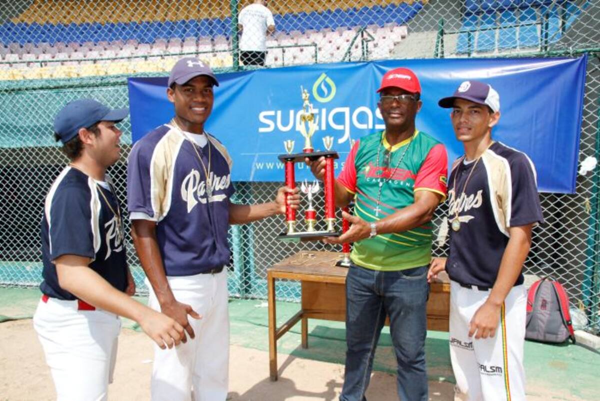 El equipo Padres recibe el trofeo de subcampeón. Luis Eduardo Herrán