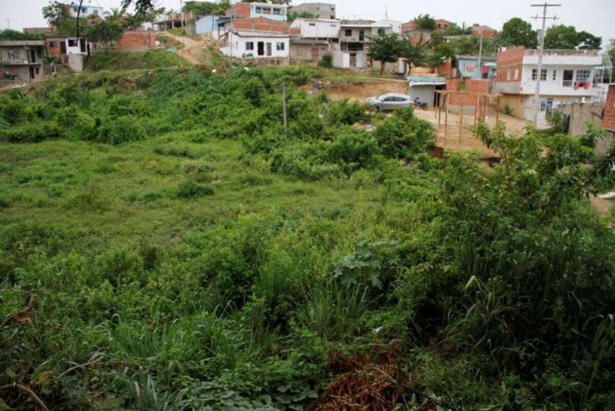 En este lote se proyectaron obras comunitarias, pero el barrio ya cumplió 15 años y aún no se ha puesto la primera piedra. ÓSCAR DÍAZ ACOSTA- EL UNIVERSAL