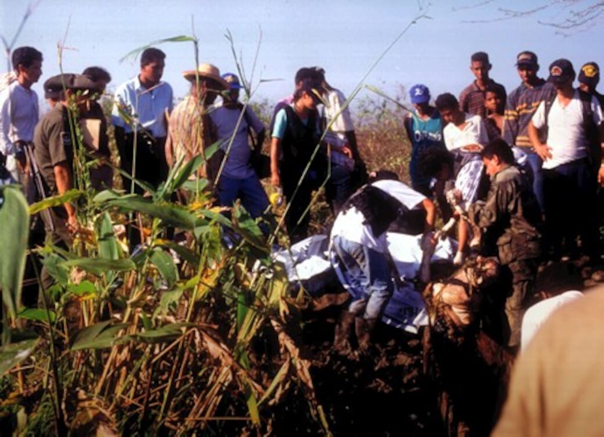 Centenares de personas acudieron al sitio a labores de rescate