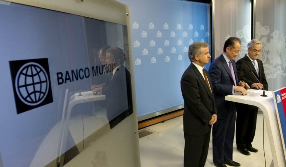 El ministro de Hacienda de Chile, Felipe Larraín, el presidente del Banco Mundial, Jim Yong Kim, y el presidente de Chile, Sebastián Piñera, ofrecen una rueda de prensa tras la celebración de una reunión en el Palacio presidencial de La Moneda en Santiago. AFP MARTIN BERNETTI
