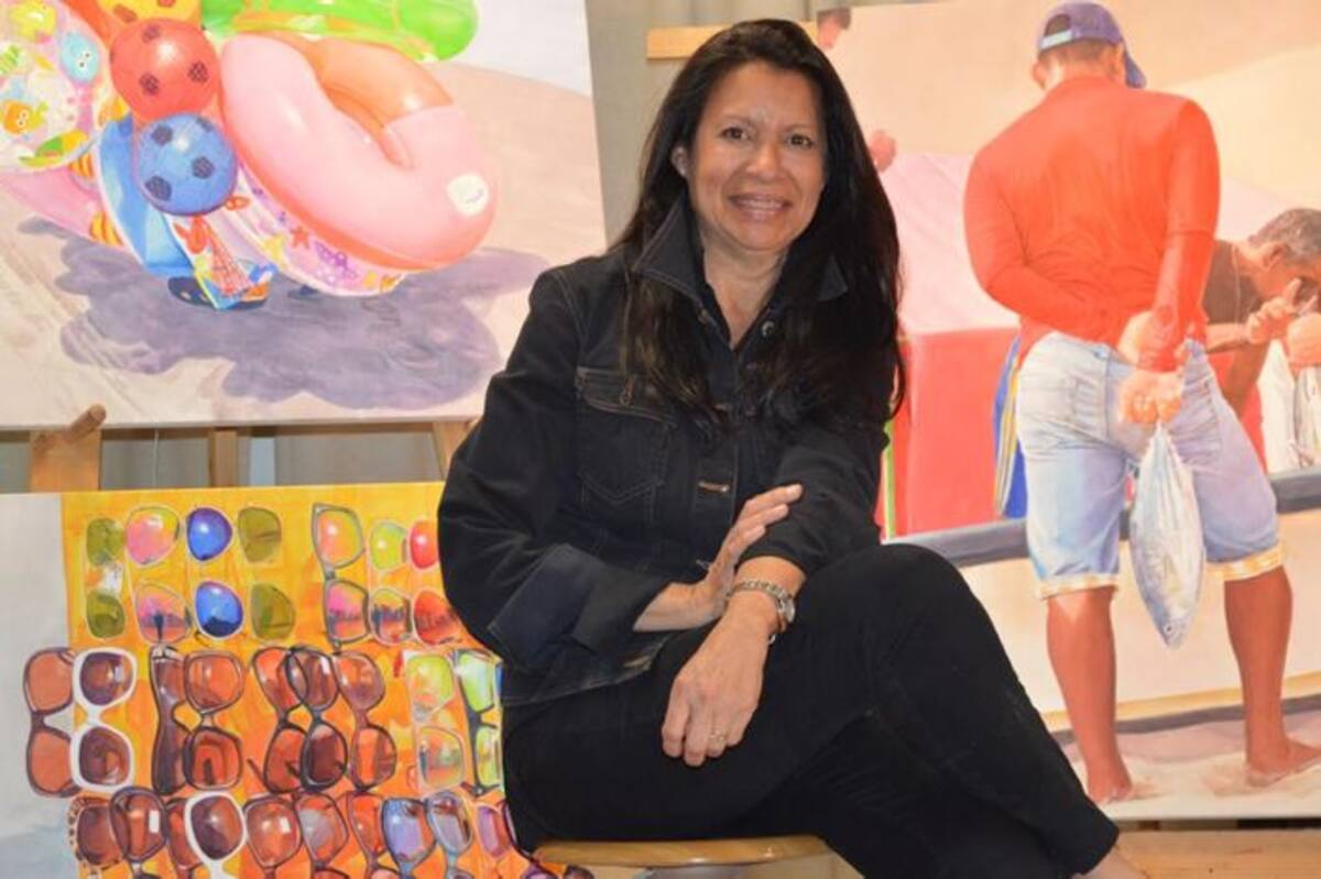 Rosario Heins en su reciente exposición El rebusque, en la Galería de la Aduana de Barranquilla. Cortesía