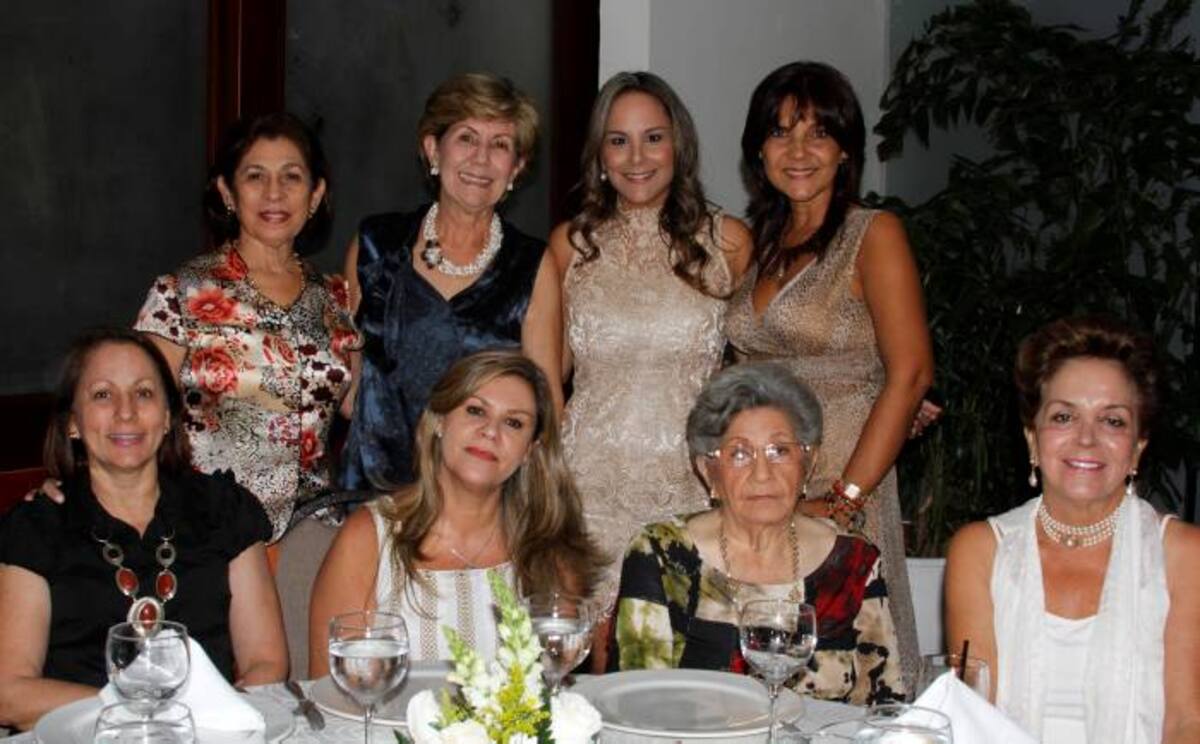 De pie: Olga Vergel, Rosario de Pérez; la novia María Camila Salas; y Carmen Cecilia Suárez; sentadas; Sofy de Pretelt, Claudia Cotes, Margoth De Los Ríos y Giomar de Salas. Maruja Parra /El Universal/