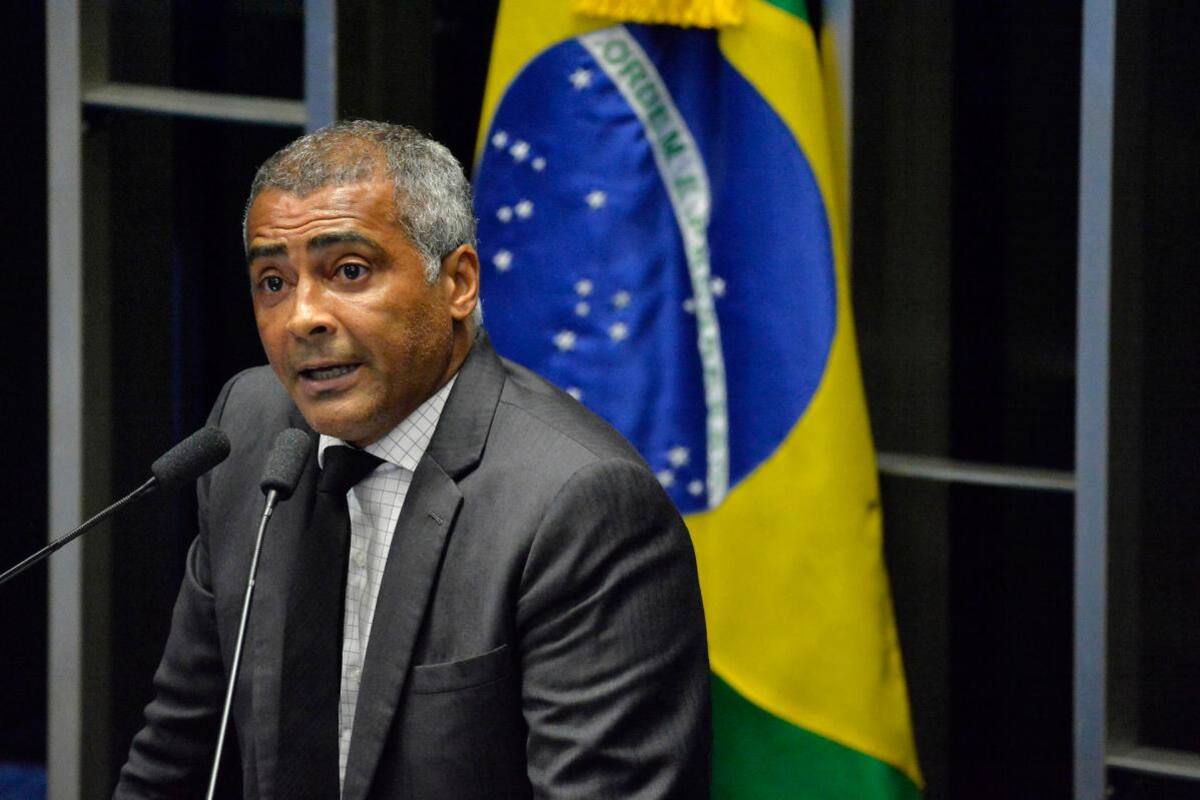 Romário sigue mejorando tras infección intestinal que lo mantiene en el hospital