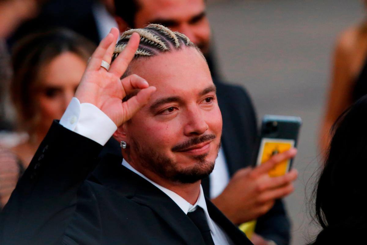 El cantante J Balvin saluda a su salida de la boda del boxeador mexicano Saúl “Canelo” Álvarez y su esposa Fernanda Gómez. // Foto: EFE.