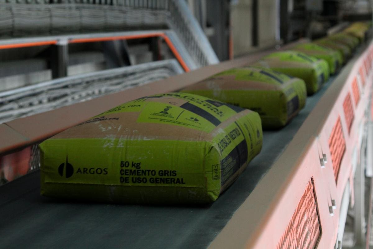 Planta de Cementos Argos, en la zona industrial de Mamonal, en Cartagena. // archivo