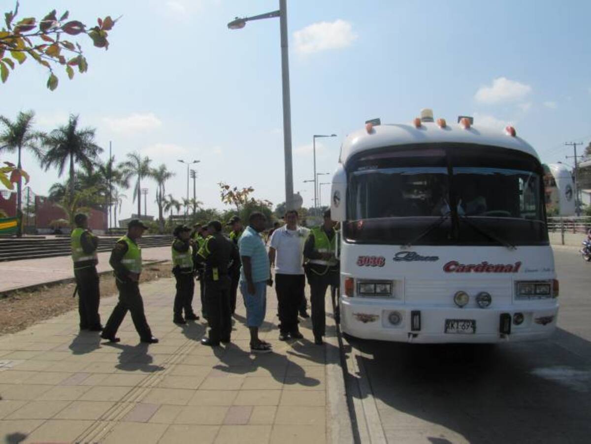 Con requisas los agentes controlan el ingreso de hinchas a los buses. LUIS CARLOS PRADO